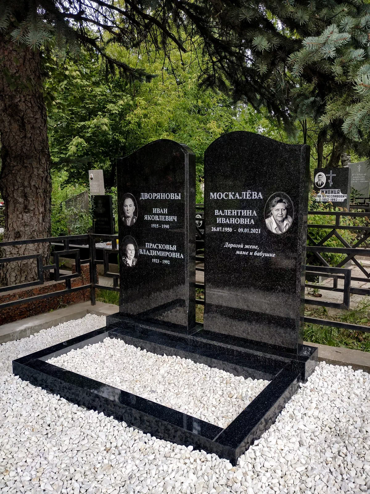 Двойной Памятник из черного гранита