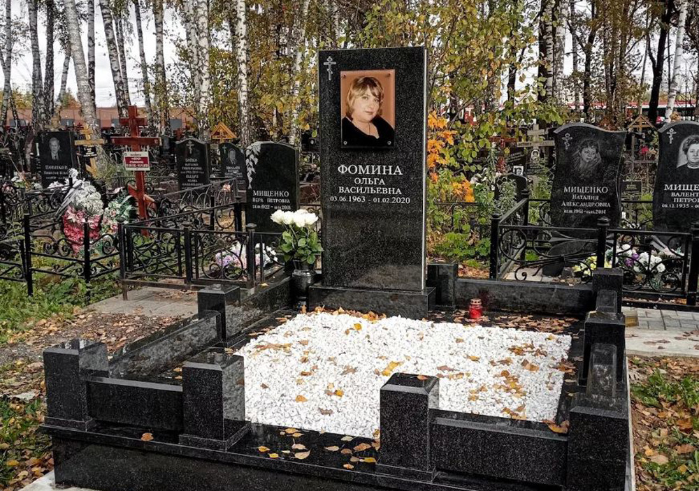 Вертикальные памятники из гранита